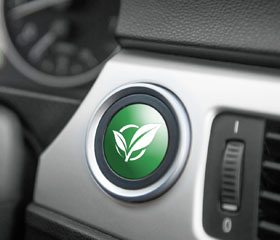 Botón verde de coche ecológico en el interior del vehículo