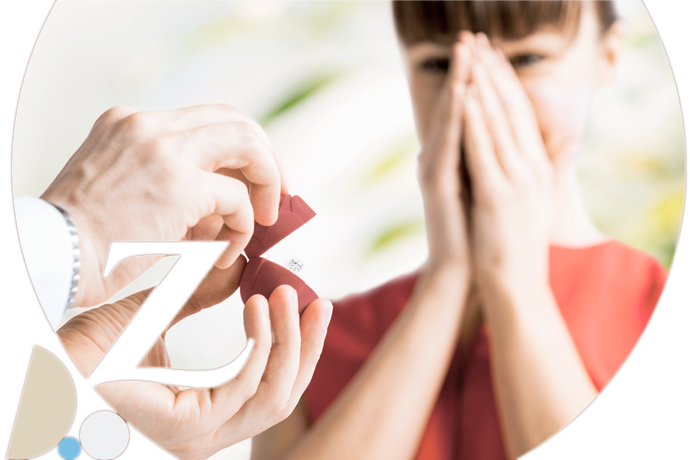 mujer emocionada ante un anillo de compromiso