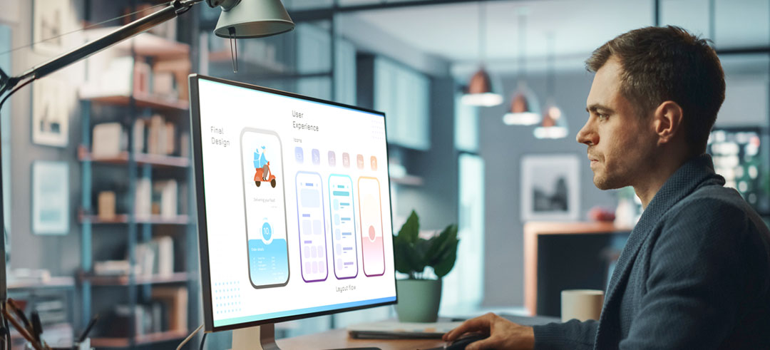 Hombre trabajando con el ordenador desde su casa