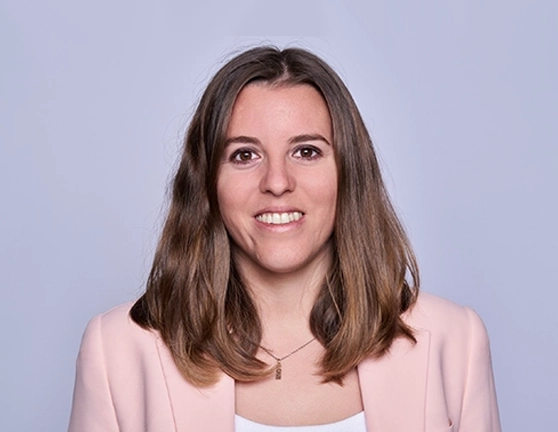 Anna Torres posando para la fotografía con un fondo gris