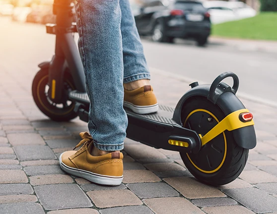 Persona montando en un patinete eléctrico