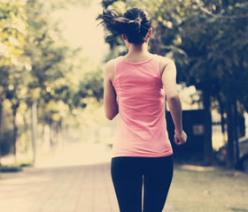 Mujer corriendo por un parque