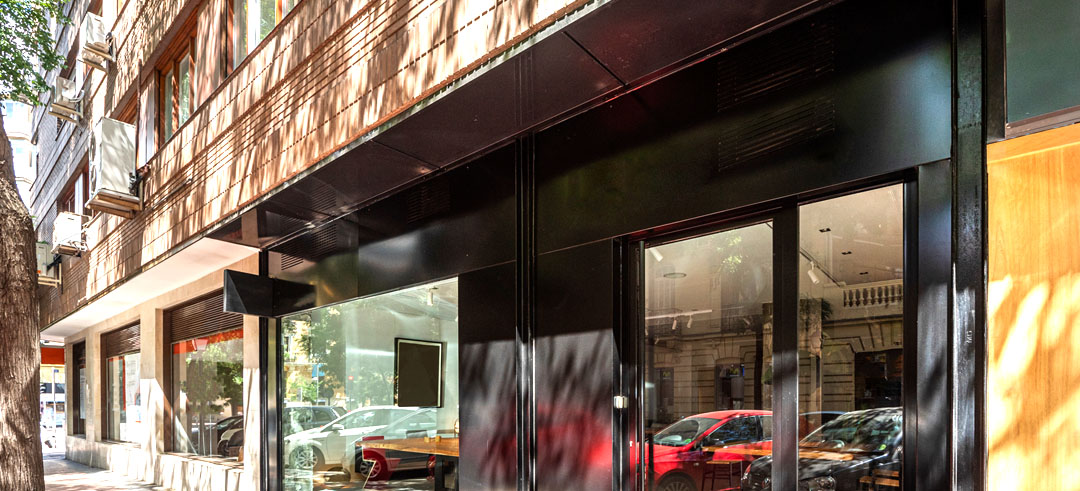 Fachada de un local comercial desde la calle